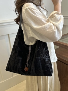 Sac sous le bras noir vintage avec motif bambou et détail de perle ambre
