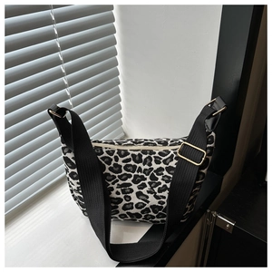 Détail du sac hobo léopard montrant la bandoulière réglable et la boucle dorée