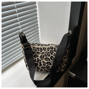 Vue détaillée du tissu imprimé léopard et de la boucle en métal doré sur le sac chic