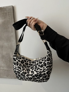 Sac sous le bras imprimé léopard avec bandoulière noire et fermeture éclair dorée