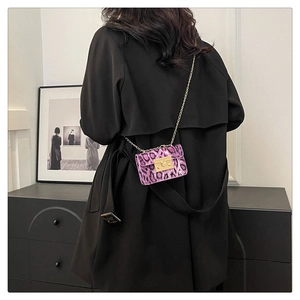 Mini borsa a catena leopardata rosa e nera con chiusura metallica dorata