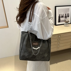 Grande borsa tote grigio scuro con manici in pelle marrone e catena di perle decorativa