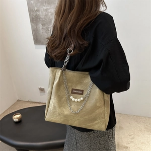 Borsa tote in pelle opaca verde oliva con catena d'argento e perle da donna