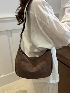 Sac hobo en velours côtelé marron avec motifs de cœurs rouges et bandoulière