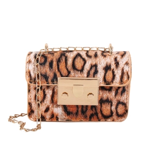 Borsa a tracolla con stampa leopardata, catena dorata e chiusura metallica alla moda