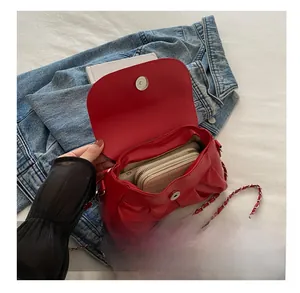 Détail de l'intérieur du sac nuage rouge avec téléphone et portefeuille pour la capacité