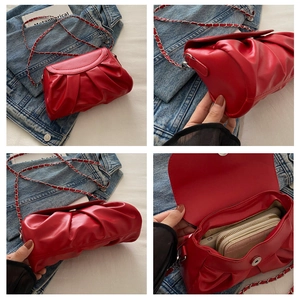 Vue détaillée du sac nuage rouge plissé avec bandoulière chaîne et fermoir aimanté
