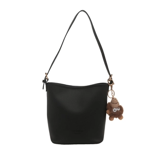 Sac seau vintage en cuir noir avec un mignon pendentif monstre en peluche marron
