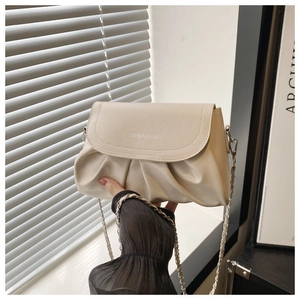 Détail du sac nuage en cuir souple beige avec bandoulière chaîne et logo imprimé