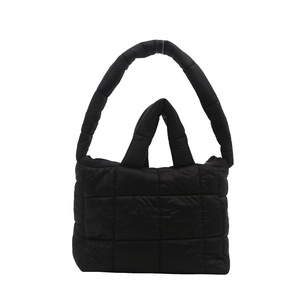 Minimalistische zwarte gewatteerde puffer shopper met handvatten en schouderband