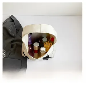 Bovenaanzicht van de grote witte tote bag met ster en ruime opbergcapaciteit voor alle spullen