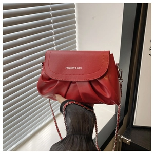 Détail du sac nuage en similicuir rouge avec texte tendance et bandoulière chaîne