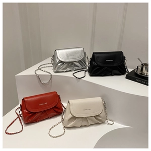 Détails de sacs à bandoulière froncés élégants en argent, noir, rouge et blanc cassé