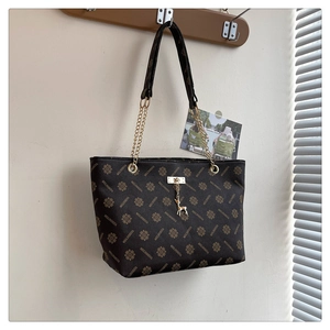 Detailansicht der braunen Shopper-Tasche mit geometrischem Muster und Hirsch-Anhänger