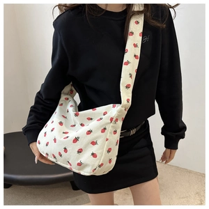 Détail du sac cabas en velours côtelé blanc cassé avec imprimés fraises rouges