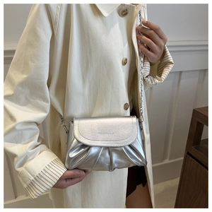 Détail du sac nuage argenté plissé avec chaîne en métal et logo sur similicuir lisse