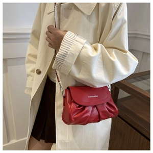 Détail du sac nuage rouge plissé avec bandoulière chaîne et logo de mode