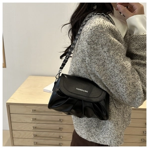 Détail du sac nuage plissé noir avec bandoulière chaîne argentée en décor intérieur