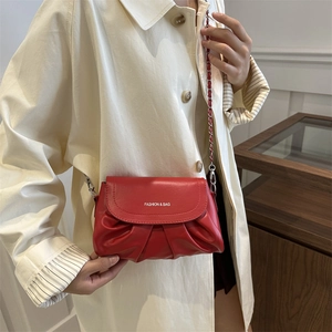 Sac bandoulière rouge plissé avec bandoulière chaîne élégante pour femme chic
