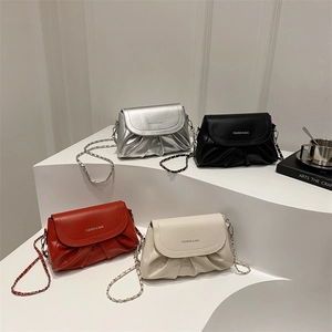 Sacs bandoulière plissés en argent, noir, rouge et beige avec chaîne et aspect cuir