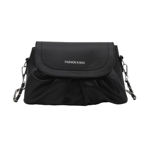 Sac bandoulière élégant noir avec plis nuages et bandoulière chaîne léopard argentée