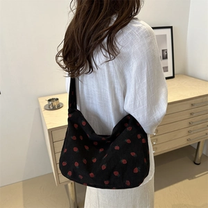 Grand sac cabas noir en velours côtelé avec motif fraises rouges pour un style décontracté