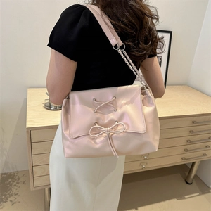 Borsa a tracolla rosa da donna con fiocco e finitura perlata ed elegante catena