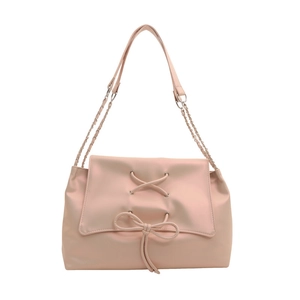 Borsa a tracolla rosa con fiocco in pelle PU liscia e catena argentata su bianco