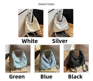 Détail montrant les couleurs des grands sacs à bandoulière avec broderie de papillon