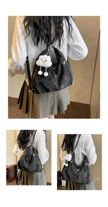 Détail du grand sac noir avec papillon argenté et breloque en forme de nuage blanc