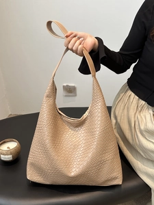 Retro beige woven hobo shoulder bag with large capacity for women fashion style
