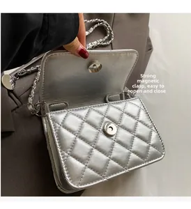 Détail du sac matelassé argenté avec fermoir magnétique puissant pour une ouverture facile