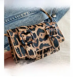 Détail du mini sac léopard montrant le cuir PU texturé et les coutures jaunes