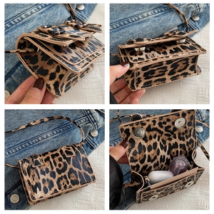 Détails du mini sac bandoulière léopard montrant les textures et la capacité interne
