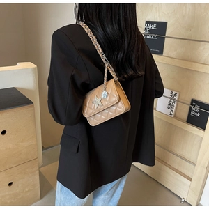 Détail du sac bandoulière matelassé marron clair avec chaîne et pendentif étoile