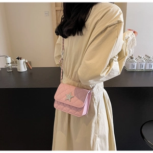Détail de la sacoche rose matelassée en cuir PU avec étoile en strass et bandoulière chaîne