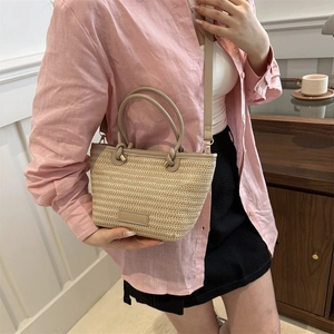 Vue lifestyle d'un sac cabas tressé avec poignées en cuir et bandoulière réglable