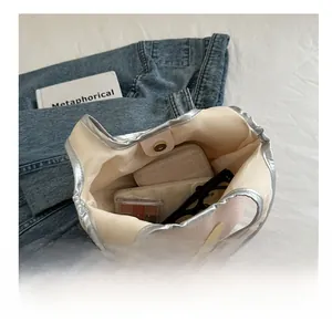 Détail de l'intérieur du sac à fleurs beige avec fermeture magnétique et bord argenté