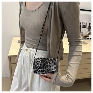 Détail du mini sac bandoulière léopard avec boucles argentées et texture fine