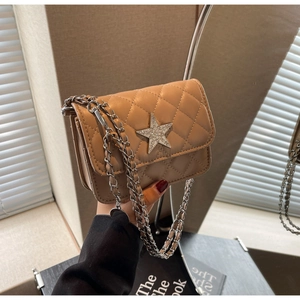 Détail du sac bandoulière matelassé marron clair avec étoile en strass et chaîne argent