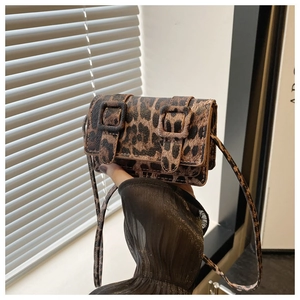 Détails du mini sac bandoulière à motif léopard avec double boucle et fine lanière