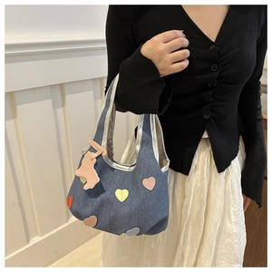 Mini sac à main en denim bleu avec écussons cœurs colorés et un charm animal rose clair