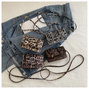 Mini sacs bandoulière à imprimé léopard en diverses couleurs sur fond en jean