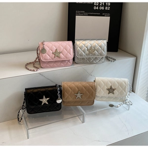Détail de cinq sacs carrés matelassés avec étoiles en strass et bandoulières chaîne