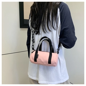 Mini sac polochon rose bandoulière avec sangles noires pour référence de taille
