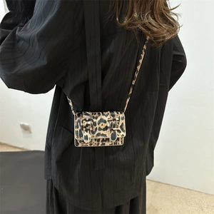 Mini sac bandoulière à motif léopard avec boucles métalliques et bandoulière élégante assortie