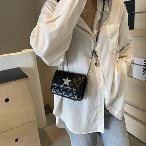 Sac bandoulière matelassé noir avec décor étoile en cristal et bandoulière en chaîne