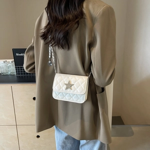 Petit sac bandoulière blanc matelassé avec étoile brillante et chaîne argentée