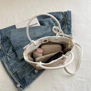 Vue de dessus de l'intérieur du sac tissé montrant la capacité pour téléphone et maquillage