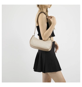 Dettaglio della borsa sottobraccio in paglia con finiture in pelle beige e fibbia in metallo